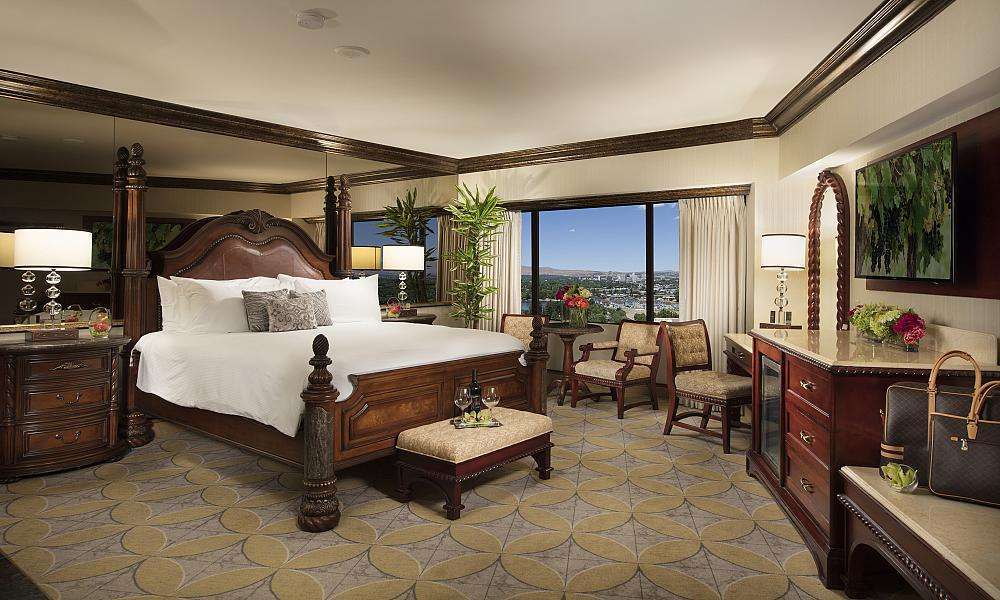 Peppermill Deluxe King Room at Peppermill Resort Spa Casino — guest suite amenities